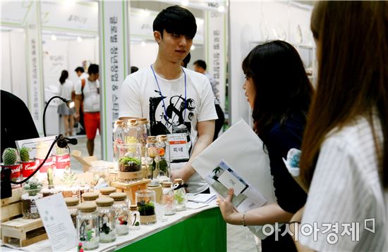 지난해 11월 코엑스에서 개최된 청년 창업 프로젝트 품평회에서 청년창업가의 상품들을 방문객들이 살펴보고 있는 모습.
