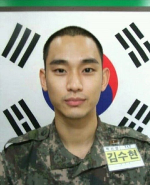 ‘훈련병’ 김수현, 군복 입은 근황 공개 ‘짧은 머리도 훈훈’