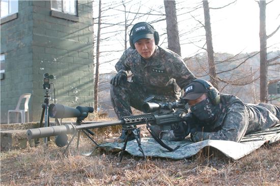 홍근형·홍근우 중사 형제가 저격총으로 영점사격을 하고 있다. (왼쪽부터 홍근형·홍근우 중사)