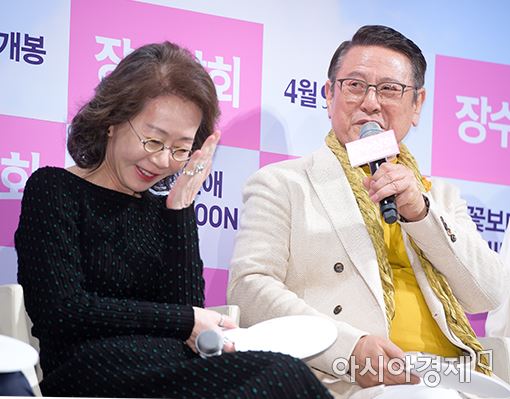 배우 윤여정(왼쪽)과 박근형[사진=아시아경제 DB]