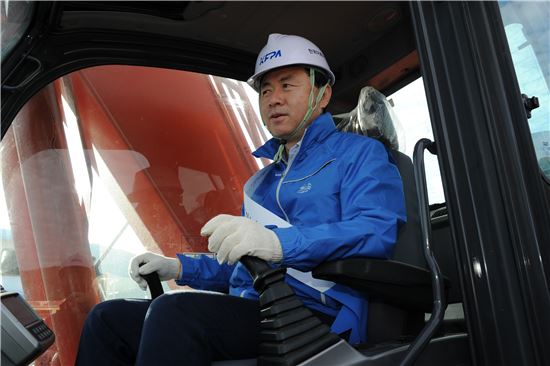김영춘 해수부 장관이 27일 경남 거제 다대포항에서 굴삭기를 운전하고 있다. 