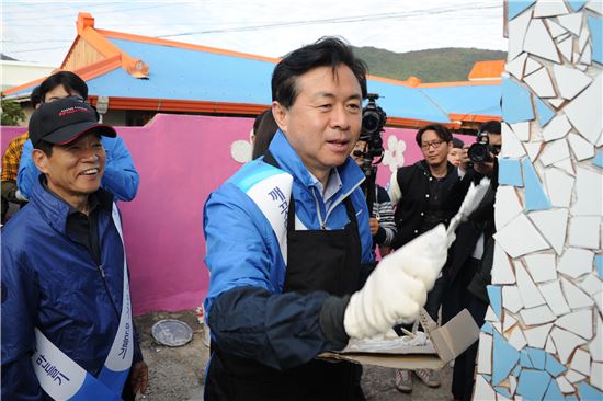 김영춘 해수부 장관, 통영시 한산도 일대 '해양쓰레기 정화 활동' 참여