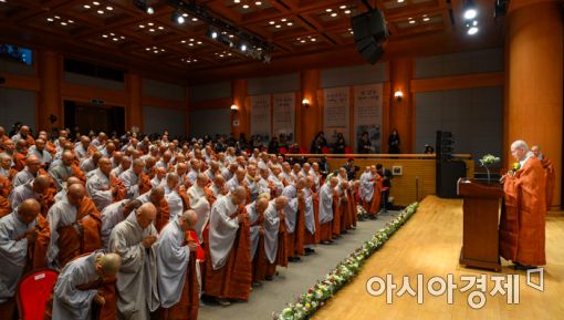[포토]인사하는 자승 대한불교조계종 총무원장