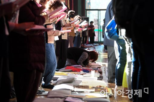 [포토]수능 앞두고 기도하는 불자들