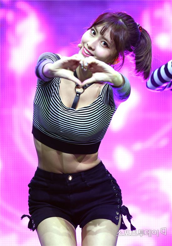 [포토] 트와이스 모모, '하트 발사'