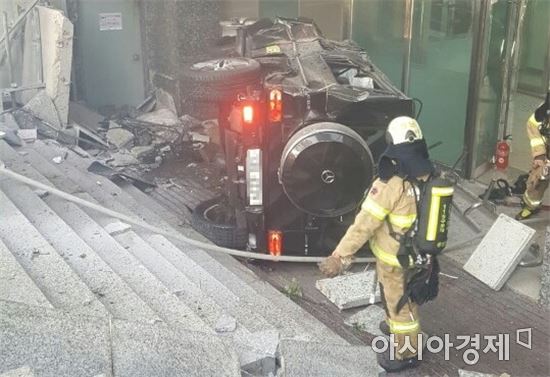 사고가 난 배우 김주혁(45)씨 차량/사진=인터넷 갈무리