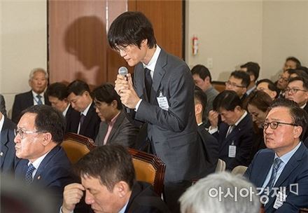 30일 국회 과방위 국정감사에 증인으로 출석한 이해진 GIO가 뉴스 재배치와 관련 고개 숙여 사과하고 있다.