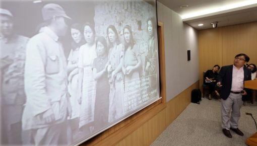 [이미지출처=연합뉴스]7월 25일 서울시청에서 강성현 성공회대 교수가 미군사진병이 1944년 촬영한 흑백영상을 설명하고 있다.