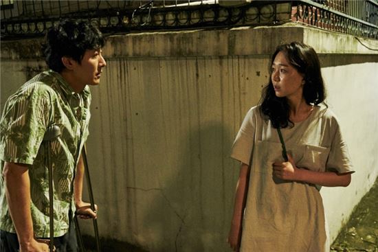 故 김주혁(좌)그의 연인 이유영(우) 사진=영화 '당신 자신과 당신의 것' 스틸 컷