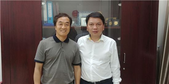 이영진 감독이 하이 안 베트남축구협회 사무국장과 베트남 축구대표팀 수석코치 계약을 마치고 포즈를 취하고 있다 [사진=디제이매니지먼트 제공]
