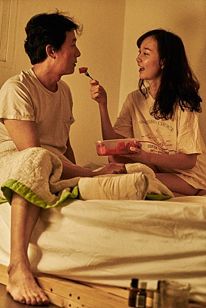 김주혁, 이유영 /사진=영화 '당신자신과 당신의 것' 스틸컷