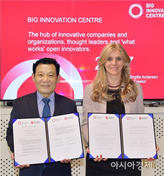 윤장현 광주광역시장과 버겟 안데르센(Birgitte Andersen) BIC(Big Innovation Centre) 대표는 30일 오후(현지 시각) 영국 런던 BIC 사무실에서 4차 산업혁명 및 인공지능 개발 가속화를 위한 협력체계 구축을 골자로 한 MOU를 체결했다./광주광역시 제공 