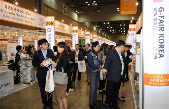'G-FAIR KOREA' 행사장을 찾은 관람객들이 부스를 돌며 전시 상품들을 구경하고 있다. 