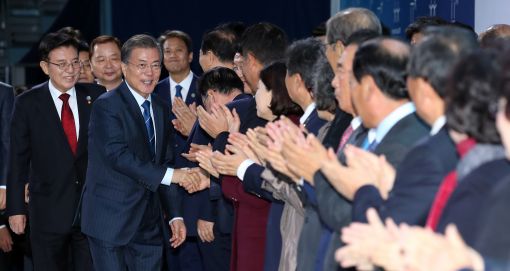 문재인 대통령이 31일 오후 강원도 강릉시 아이스 아레나에서 열린 제18기 민주평통 자문회의 전체회의에 입장하며 참석자들과 인사하고 있다.[사진=연합뉴스]