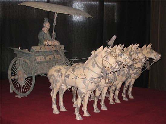진시황릉에서 출토된 병마용 중 전차병 모습. 고대 중국의 4두 전차의 모습을 보여준다.(사진=위키피디아)