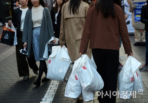 서울 명동 거리에서 관광객들이 쇼핑백을 들고 걷고 있다. (사진=아시아경제 DB)