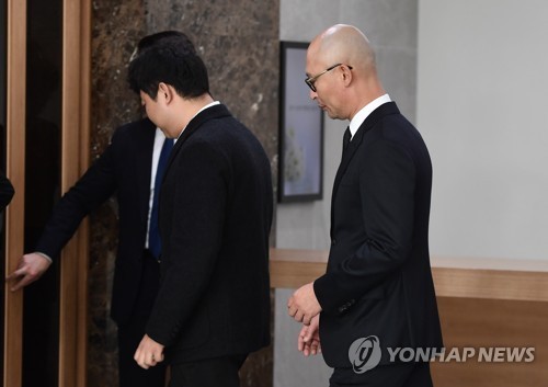 지난 30일 교통사고로 세상을 떠난 故 김주혁의 빈소가 31일 서울 송파구 풍납동 서울아산병원 장례식장에 마련됐다. 사진은 빈소로 들어가는 김주혁의 소속사 나무엑터스 김종도 대표.[이미지출처=연합뉴스]