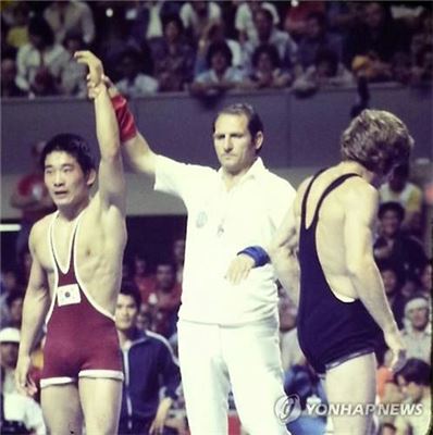 1976년 몬트리올 올림픽 레슬링 자유형 62㎏급 결승리그에서 양정모 선수가 미국의 존 데이비스를 이겨 승리하는 모습. 사진=연합뉴스