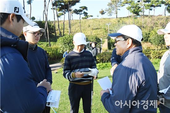 [포토]골프룰에 대해 설명을 듣고있는 선수들