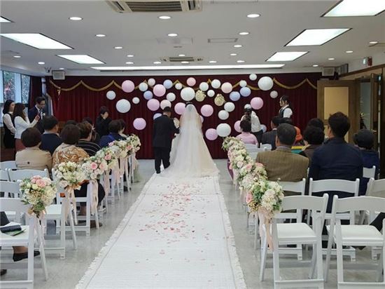 고등학생들이 담임선생님 결혼식에 가서 축가를 부르고 식사권을 받을 경우 민폐일까'라는 사연에 누리꾼의 시선이 엇갈리고 있다. 사진은 기사의 특정 내용과 관련 없음. [사진=아시아경제]