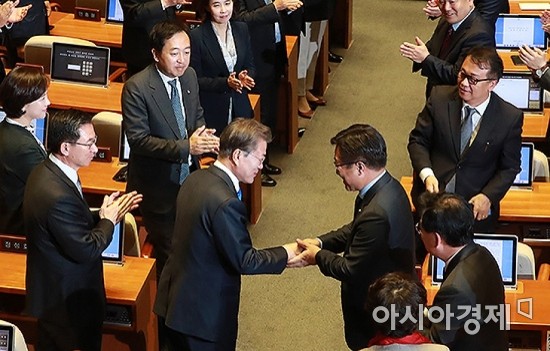 [포토] 여당 의원들과 인사하는 문재인 대통령
