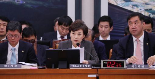 [이미지출처=연합뉴스]국감 참석하는 김현미 장관    (서울=연합뉴스) 안정원 기자 = 김현미 국토교통부 장관이 31일 국회에서 열린 국토교통위원회 종합국감에 참석, 답변하고 있다. 2017.10.31    jeong@yna.co.kr(끝)<저작권자(c) 연합뉴스, 무단 전재-재배포 금지>