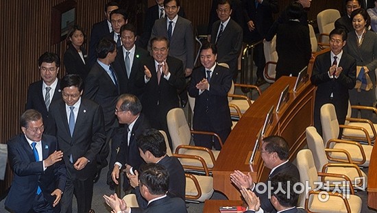 [포토] 여야 의원들의 기립박수 받는 문 대통령