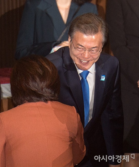 [포토] 심상정 전 대표와 인사 나누는 문재인 대통령