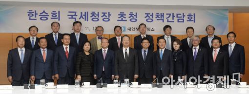 ▲기업인들이 정부 당국자와 정책 회동을 가진 모습.  