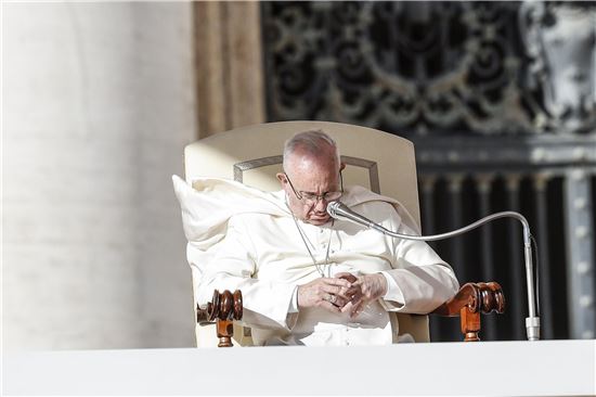 바티칸 공식 일정 수행 중 잠시 잠에 빠져든 프란치스코 교황의 모습. 사진 = EPA/연합뉴스