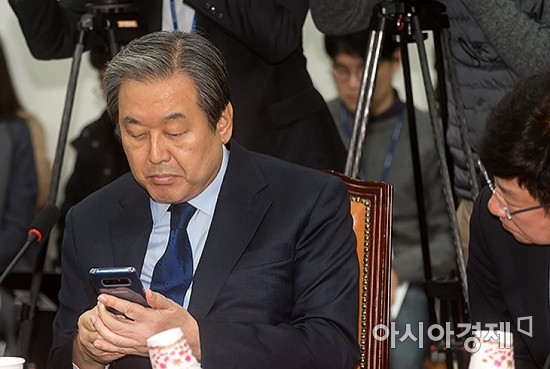 [포토] 휴대폰 확인하는 김무성 의원