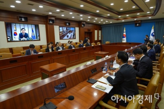 [포토]정부세종청사서 회의 주재하는 이낙연 총리