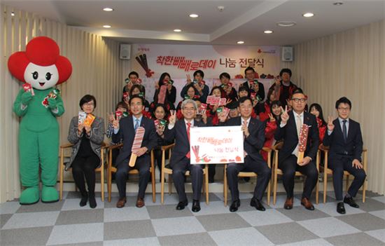 롯데제과, ‘사랑의 열매’에 빼빼로 전달