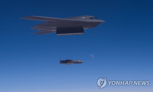 393폭격대대 소속 B-2 폭격기가 '폭탄의 아버지' GBU-57을 투하하는 훈련 장면이다. / 사진=[이미지출처=연합뉴스]