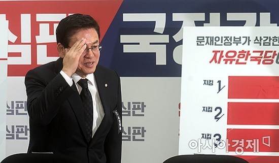 [포토] 정우택 원내대표, "충성"