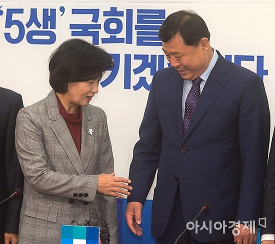 [포토] 김종훈 민중당 대표와 인사 나누는 추미애 대표