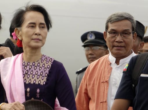 [이미지출처=EPA연합뉴스]아웅산 수치 미얀마 국가자문역(사진 왼쪽)이 2일 미얀마 라카인주를 방문하고 있다.
