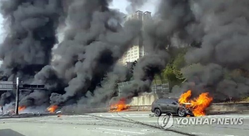 창원터널 앞 화물차 폭발 '아비규환'…네티즌 "이번에도 졸음운전인가?"