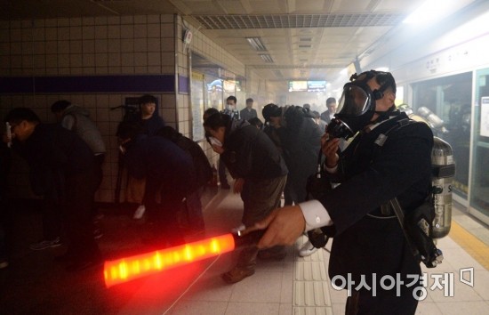 [포토]'신속하게 대피하세요'
