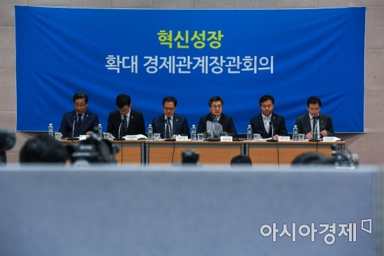 장기침체 해법인가, 단기부양책인가…文 '소득주도 성장'