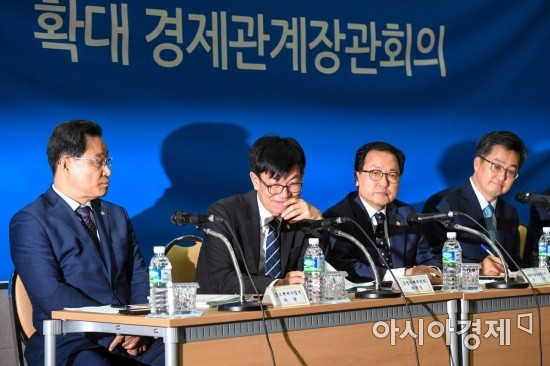 [포토] 취재진 질문 받는 김동연 경제부총리