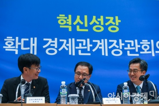 [포토] 의견 나누는 김동연 경제부총리-김상조 공정거래위원장