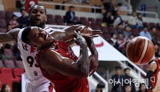 [포토] 사이먼, '수비가 너무 거칠어'