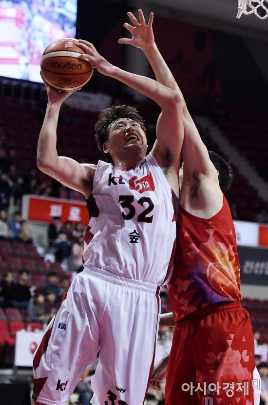 [포토] 골밑슛 시도하는 김승원