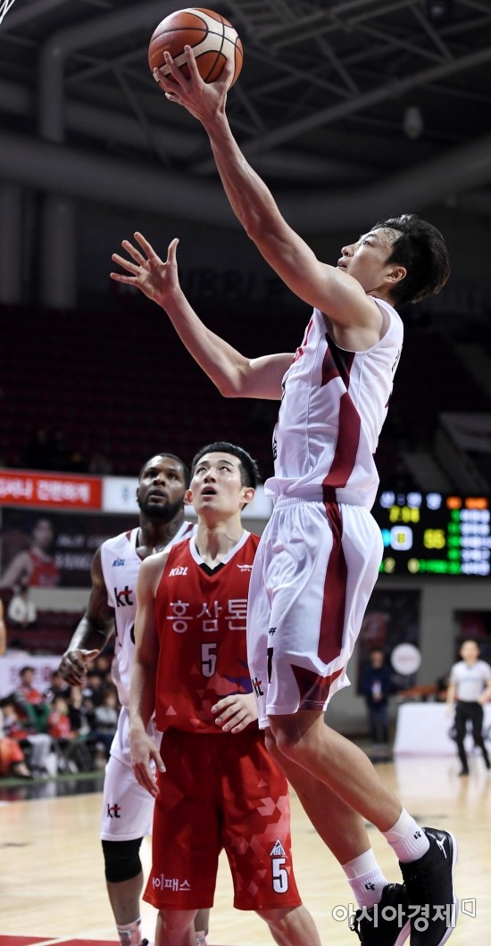 [포토] 레이업 시도하는 김영환