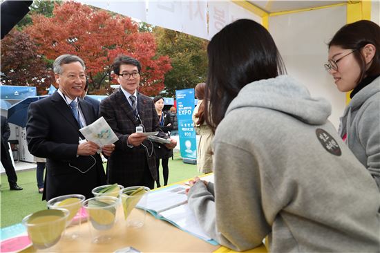 2일 서울 성동구(구청장 정원오)에서 개최된 제1회 서울숲 청년소셜벤처기업 EXPO에 참석한 반장식 청와대 일자리수석(왼쪽 첫번째)과 정원오 성동구청장(왼쪽 두번째)이 소셜벤처 도슨트(안내자) 투어를 하며 참여 기업을 체계적으로 소개 받고 있다.