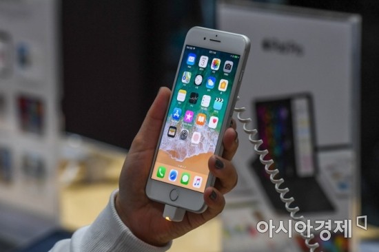 '아이폰8' 첫 날 개통 10만대… "전작 대비 60~70%"