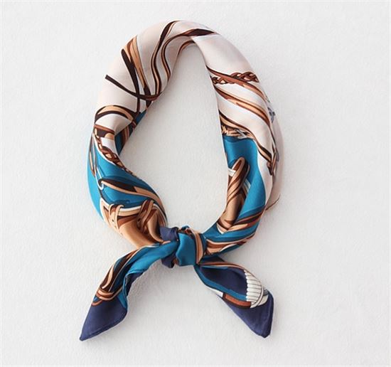 좁고 작은 것만 잘 팔리네…스카프 유행 달라졌다 