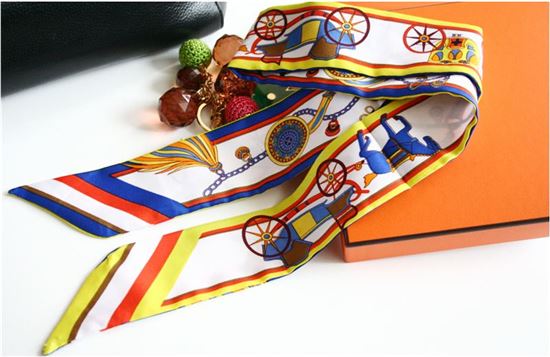 좁고 작은 것만 잘 팔리네…스카프 유행 달라졌다 