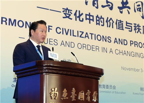▲최태원 SK그룹 회장이 3일 베이징 댜오위타이 국빈관에서 개최된 '베이징포럼 2017'에서 개막 연설을 하고 있다. 그는 이 자리에서 "사회적 가치 중심의 기업경영으로 아시아인의 공동번영을 추구하자"고 제안했다. 